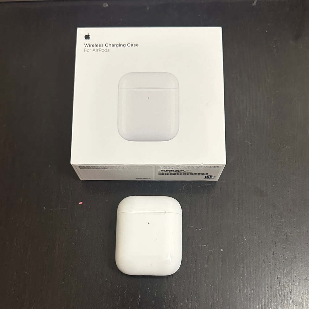 Apple Wireless Charging Case for AirPods in White NEW——Case only!